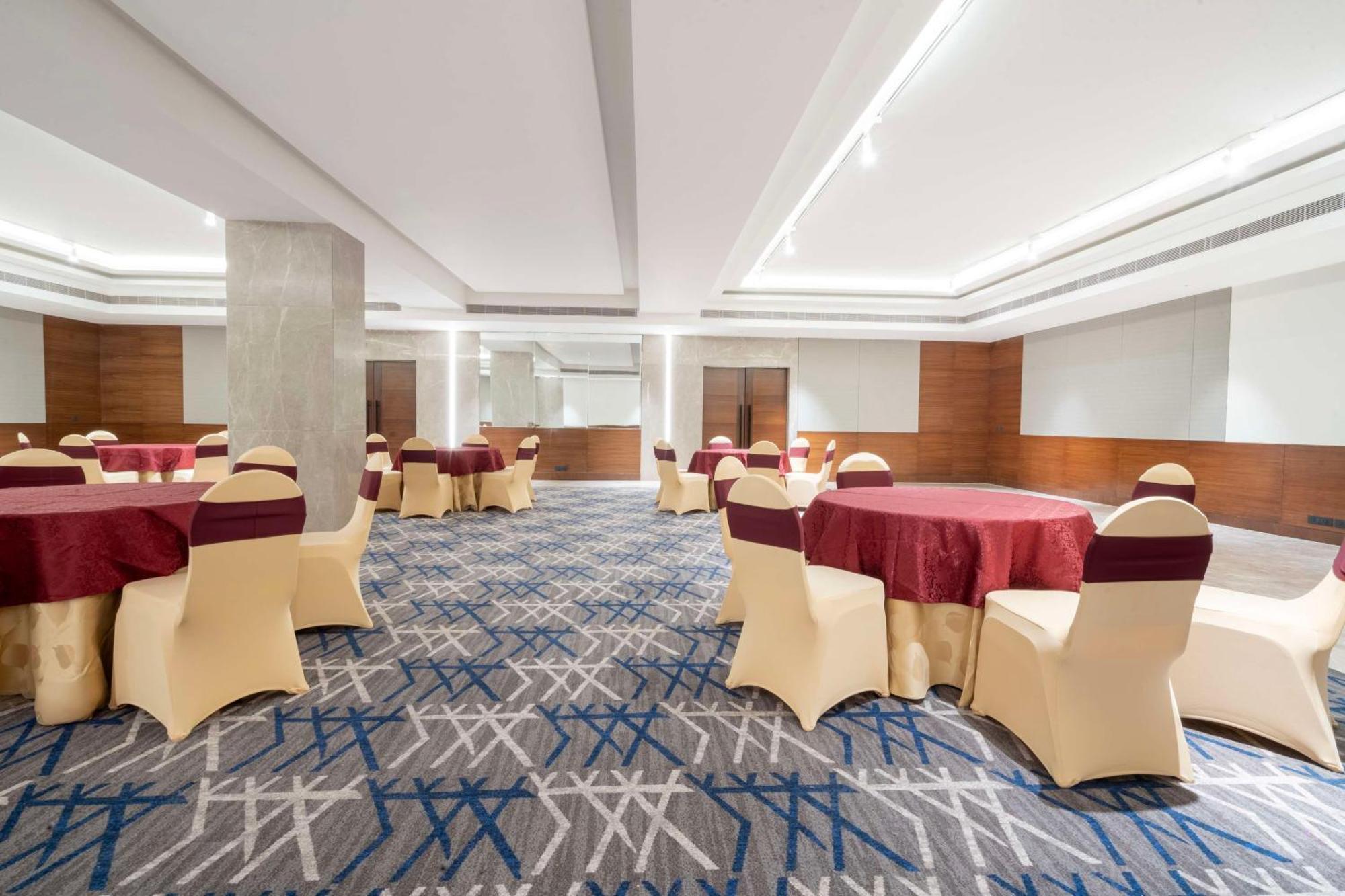 Radisson Hotel Vrindāvan Exteriör bild